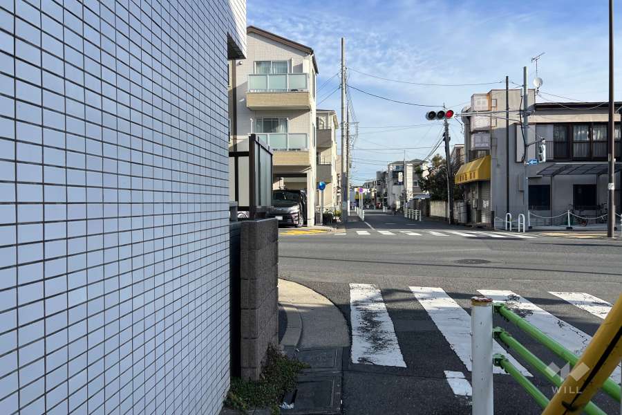 敷地南東側の前面道路（南西側から）