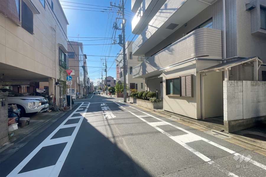 敷地南側の前面道路（東側から）