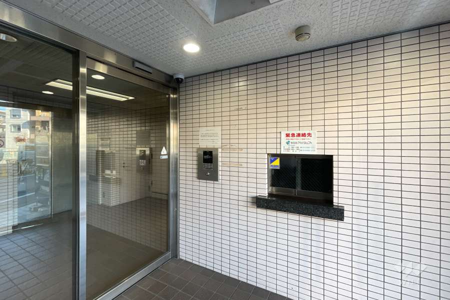 エントランスはオートロック付きです。