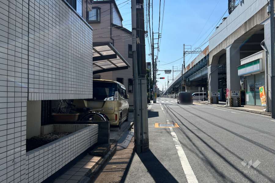 敷地の北西側前面道路（北東側から）
