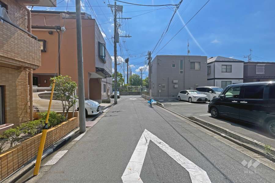 敷地の西側前面道路（北側から）。突き当りには『東新小岩野球場』が見えます。