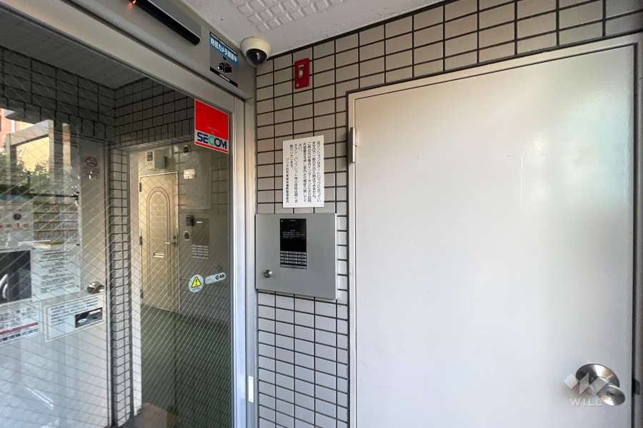 エントランスはオートロック付きです。