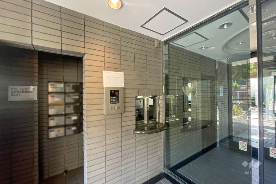 エントランスはオートロック付きです。