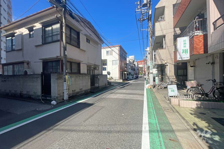 敷地の南側前面道路（東側から）