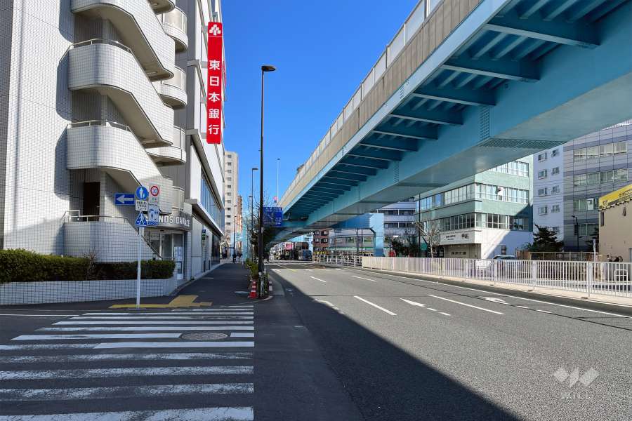 敷地の南側前面道路は蔵前橋通りです（西側から）。