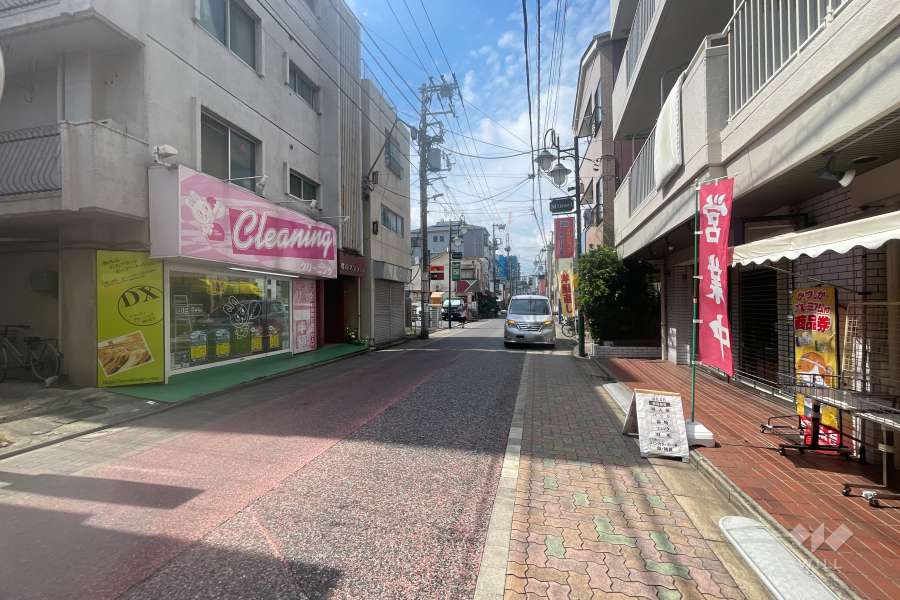 敷地の南側前面道路（東側から）