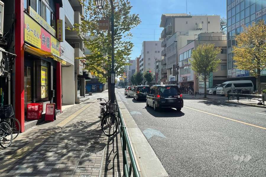 敷地の南西側前面道路（北西側から）