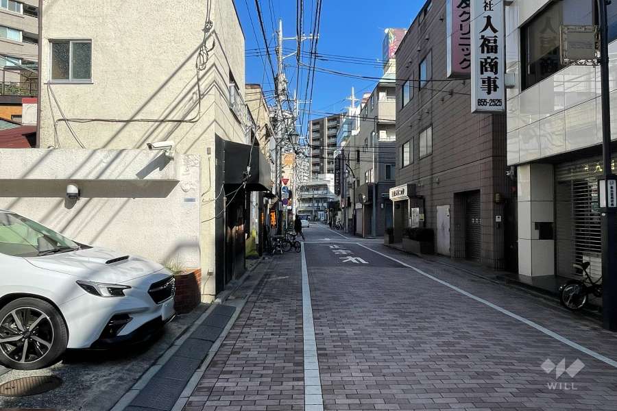 敷地の東側前面道路（南側から）