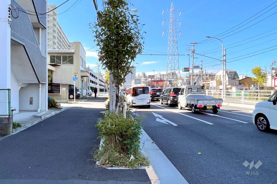 敷地の北西側前面道路（北東側から）