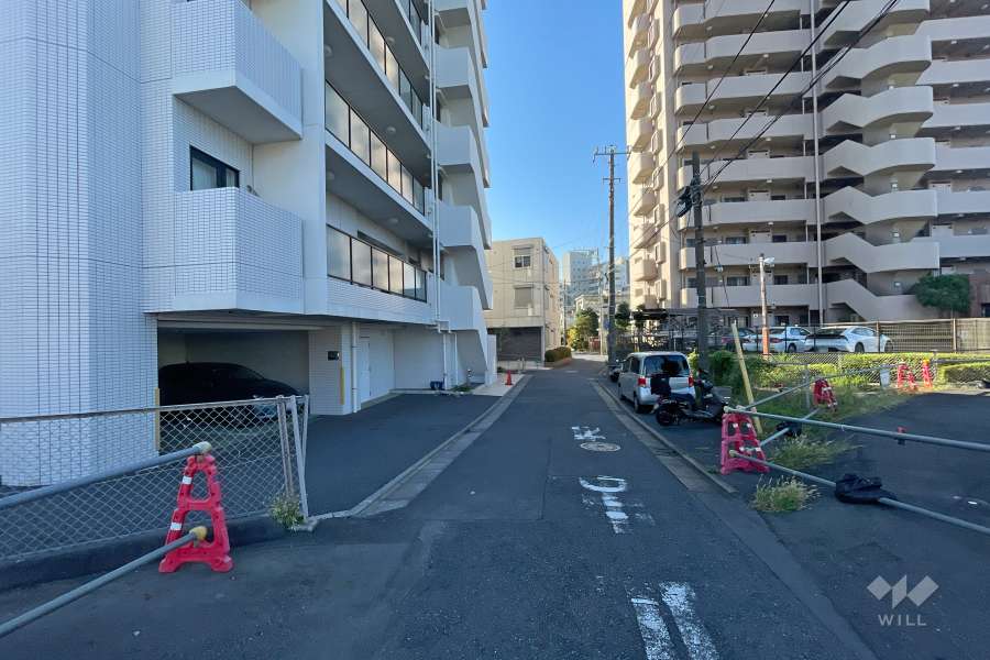 敷地西側の前面道路　
