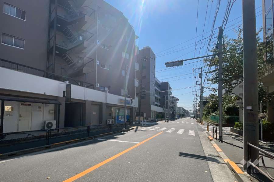 敷地の北側前面道路（東側から）