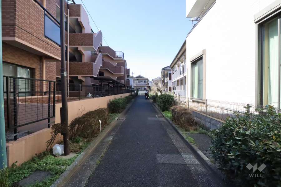 敷地北側の前面通路(東側から)