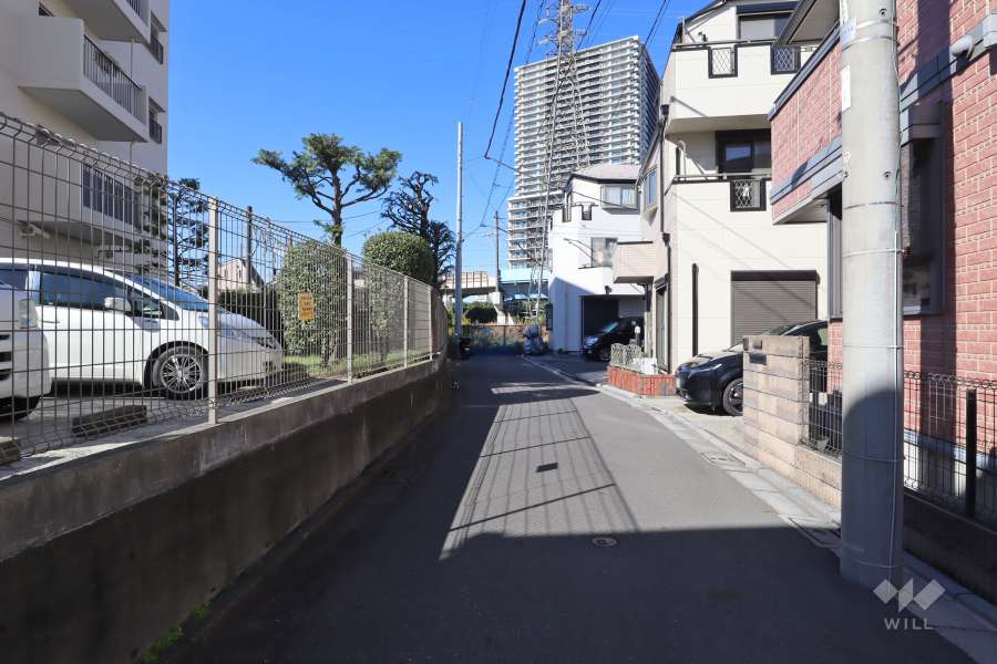 敷地北東側の前面道路(南東側から)