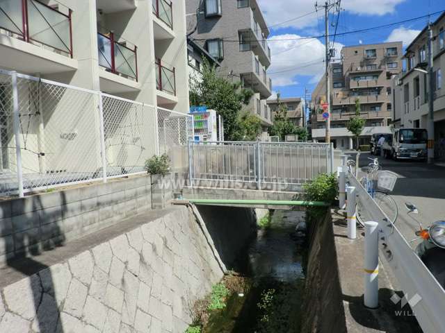 敷地南側に水路があります。