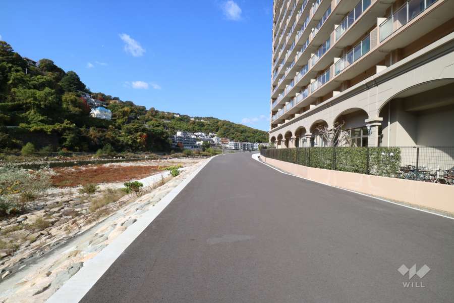 武庫川沿いの道