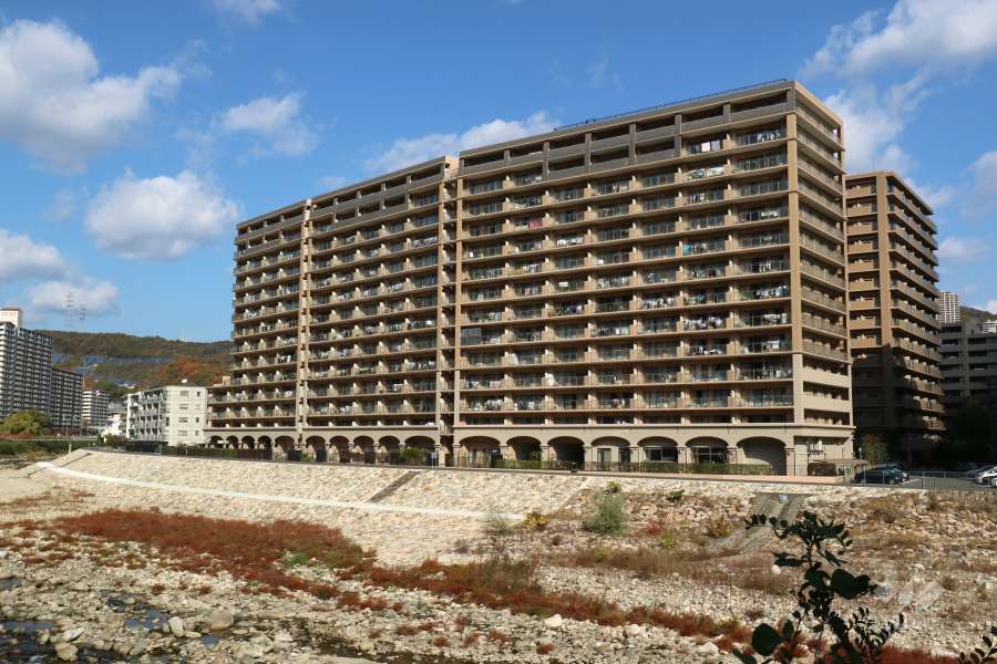 エスリード宝塚の外観（南側から）