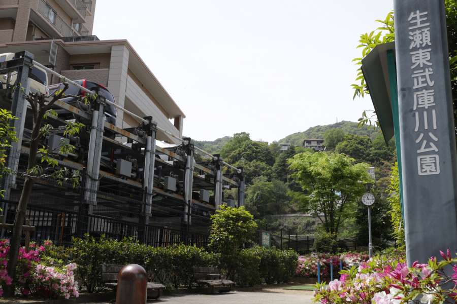 敷地に隣接して『生瀬東武庫川公園』があります。