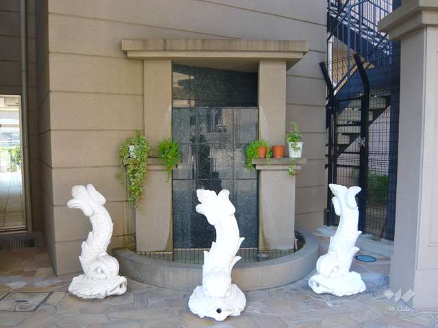 エントランス前の滝