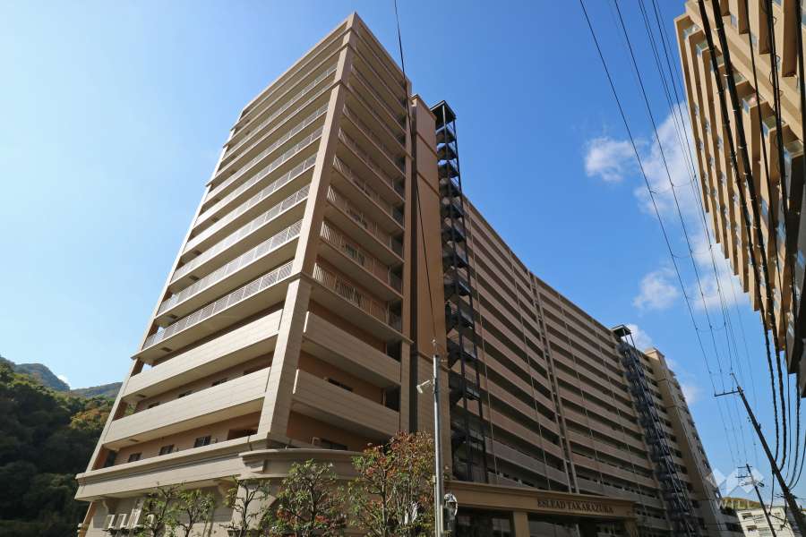 エスリード宝塚の外観（東側から）