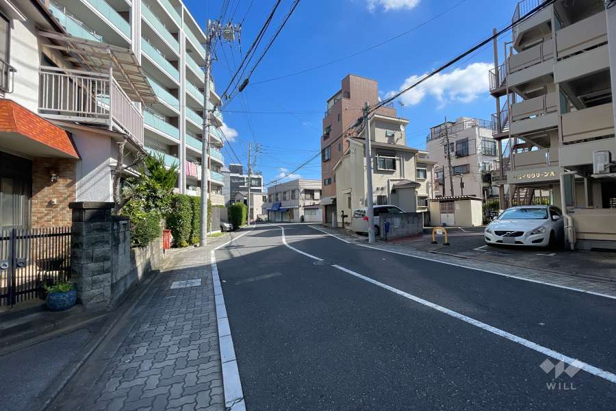 敷地の北側前面道路（東側から）