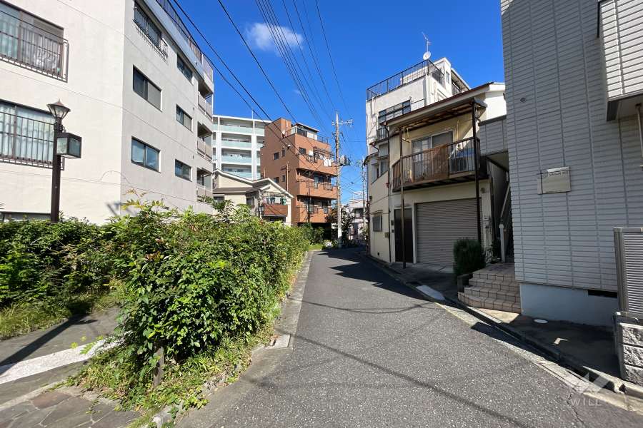 敷地の南側前面道路（西側から）