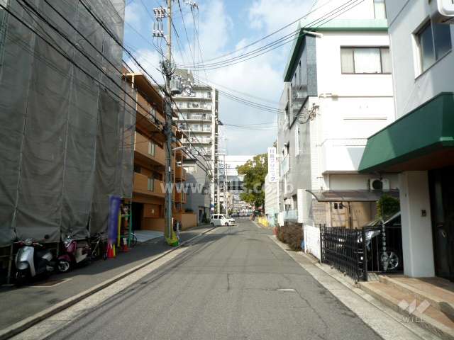 敷地東側の前面道路（南側から）