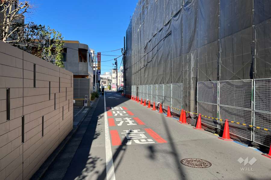 敷地の南西側前面道路（南東側から）