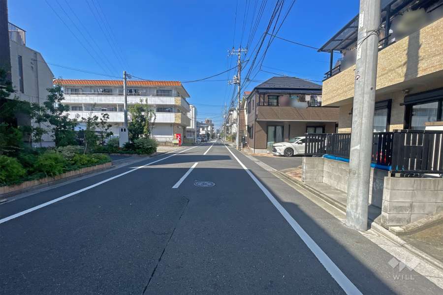 敷地の西側前面道路（南側から）