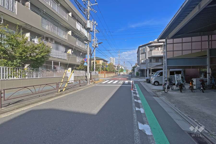 敷地の南側前面道路（西側から）