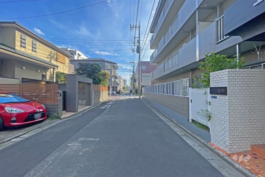 敷地の東側前面道路（北側から）