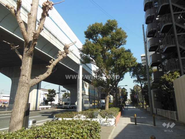 敷地北西側の前面道路（国道43号線と阪神高速3号神戸線）
