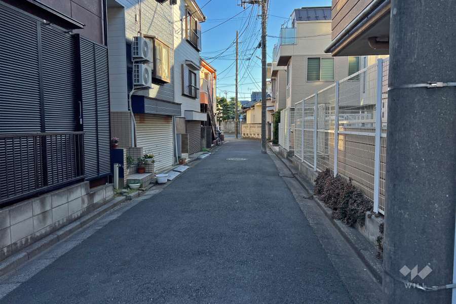 敷地東側の前面道路（北側から）