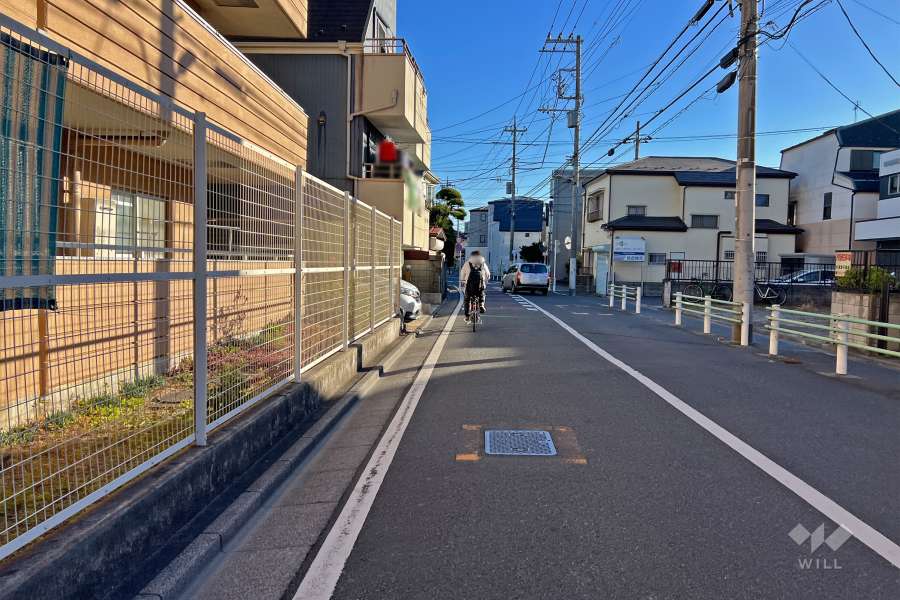敷地西側の前面道路（北側から）