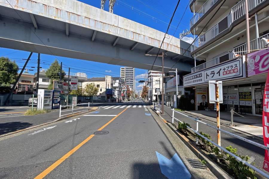 敷地の北西側前面道路は亀有新道です（南西側から）。