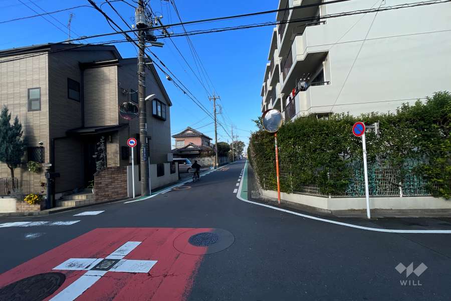 敷地南側の前面道路（東側から）