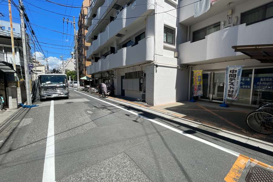 敷地西側の前面道路（南側から）