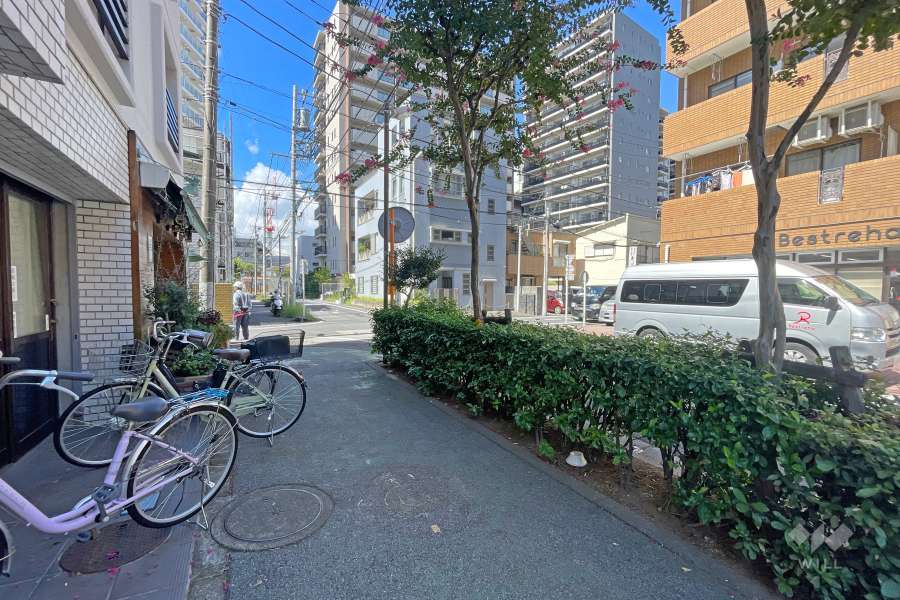 敷地北側の前面道路（東側から）