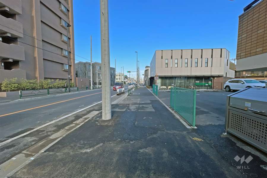 敷地の南西側前面道路は都道501号線（王子金町市川線）です（南東側から）。