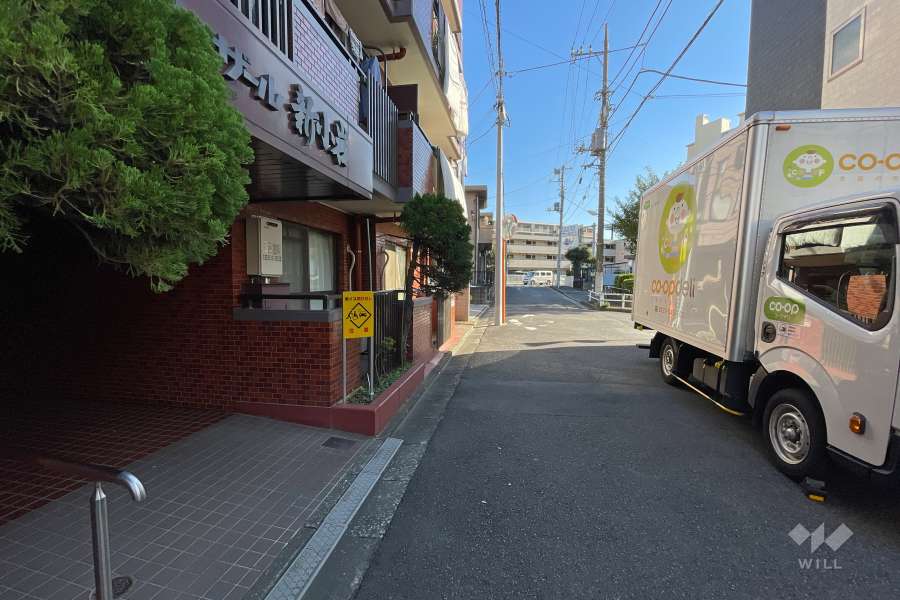 敷地西側の前面道路　