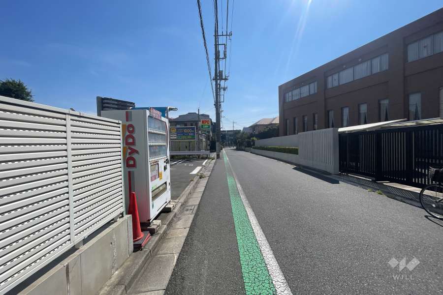 敷地西側の前面道路（北側から）