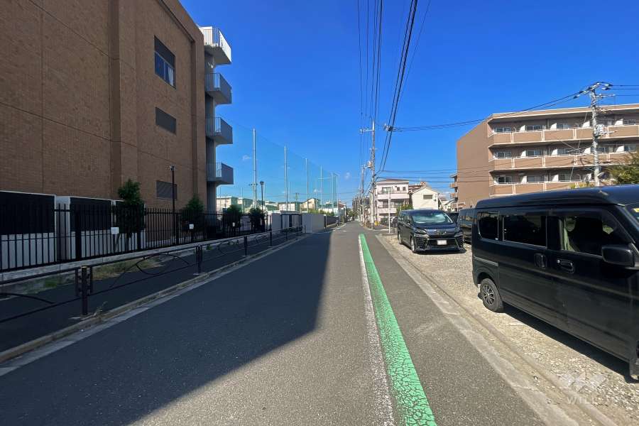 敷地西側の前面道路（南側から）