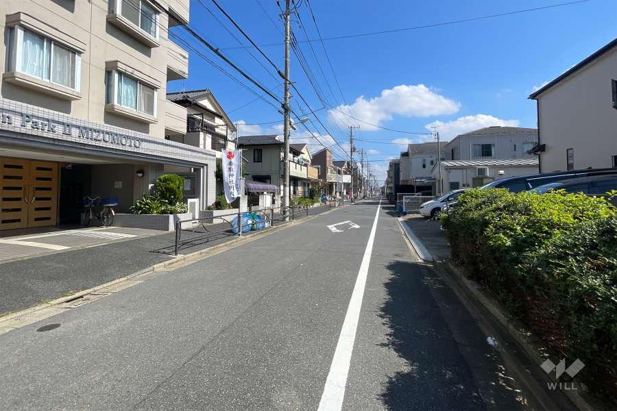 敷地の南側前面道路（西側から）
