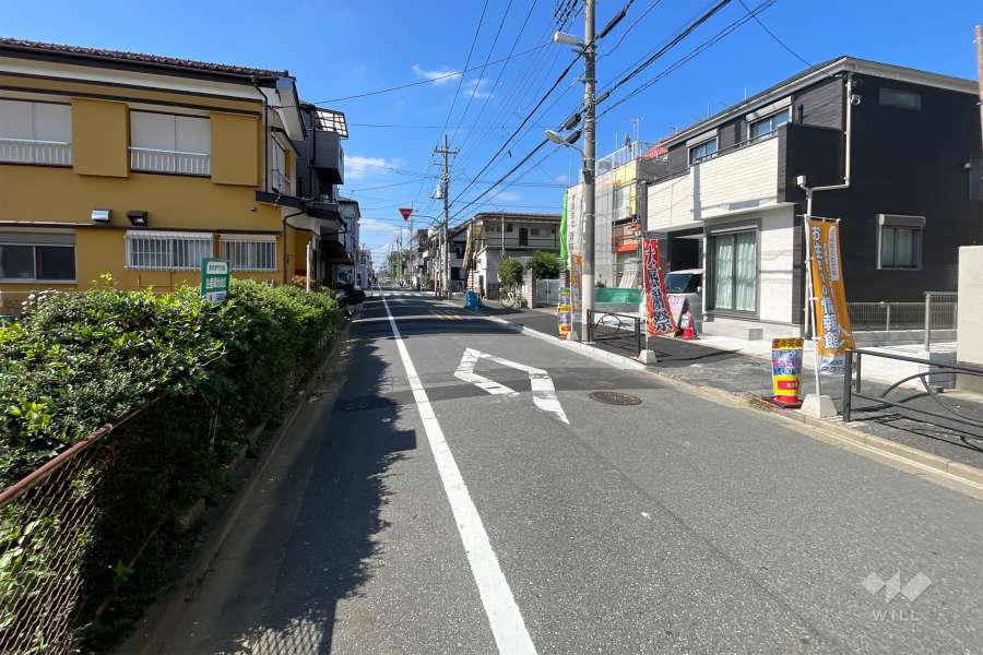 敷地の南側前面道路（東側から）