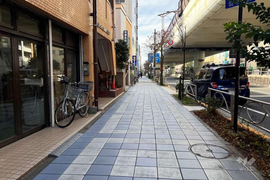 敷地の北側前面道路（東側から）