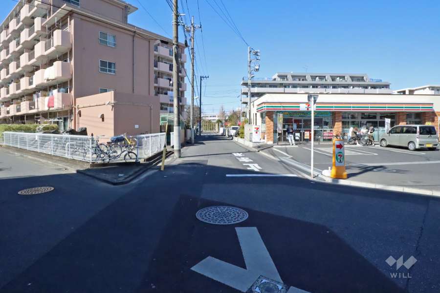 敷地北東側の前面道路（南東側から）