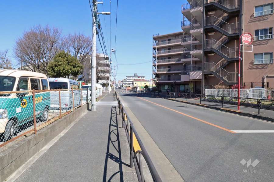 敷地北西側の前面道路（北東側から）