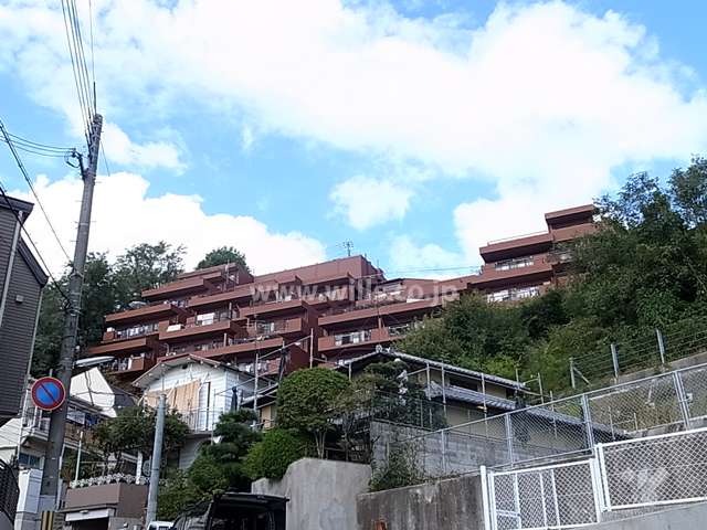 カトレア岡本壱番館の遠景。周辺はマンションと一戸建てなどが混在する静かな住宅地です。