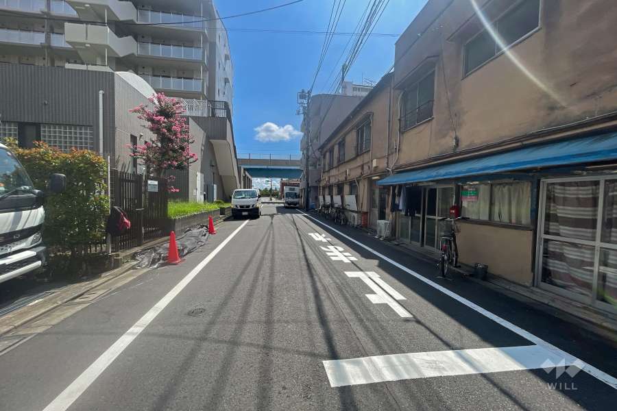 敷地南側の前面道路（西側から）