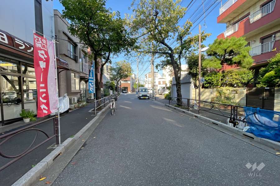 敷地の南側前面道路（東側から）