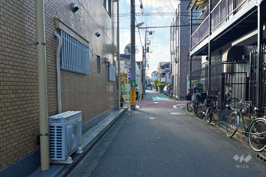 敷地北側の前面道路（東側から）